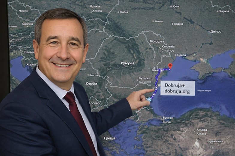 Автор на фоні карти Добруджі