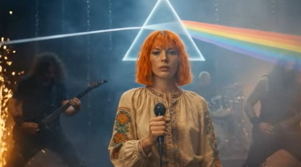 Milla Jovovich, Pink Floyd, Ой у гаю при Дунаю